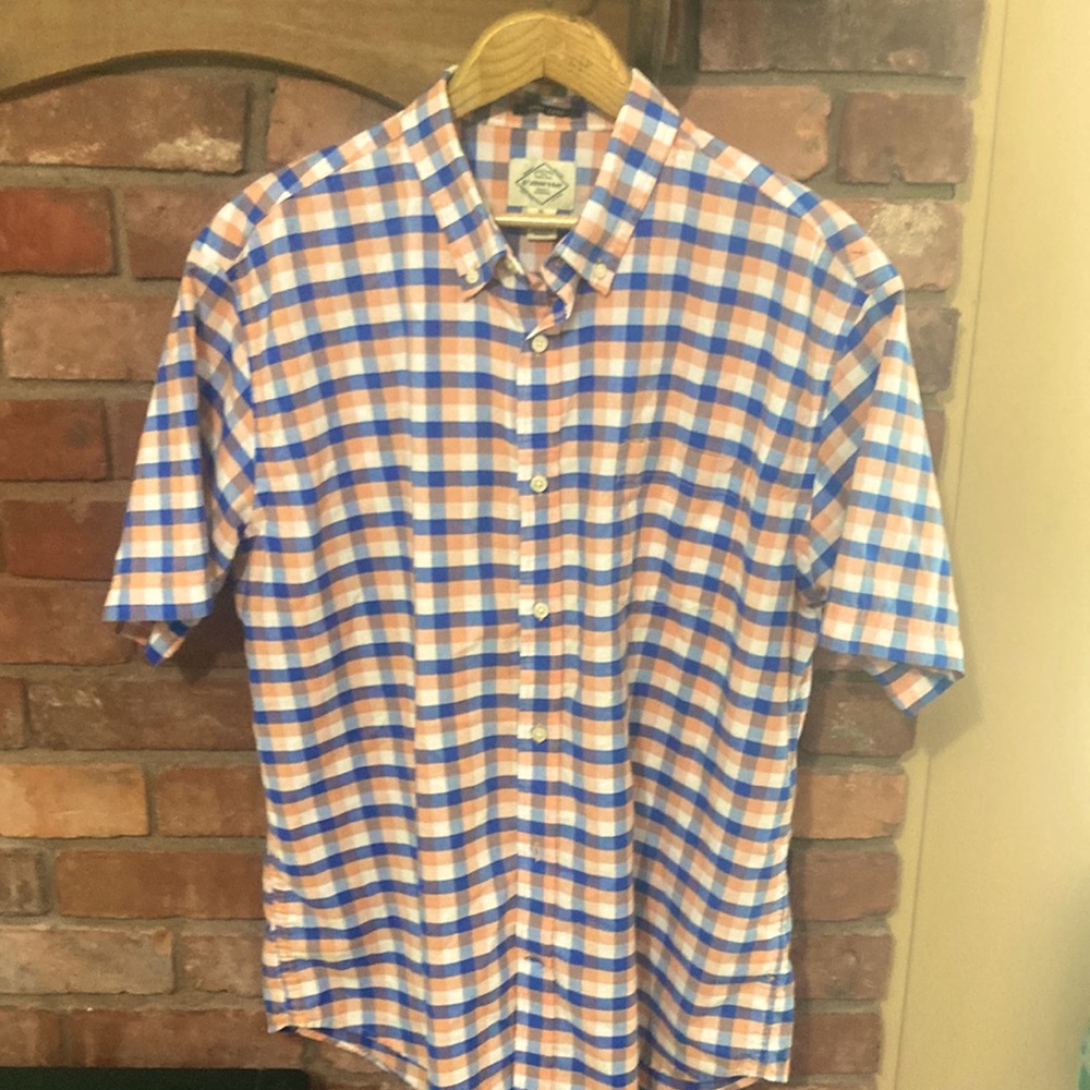 St John’s Bay men’s short sleeve button down, button collar shirt.